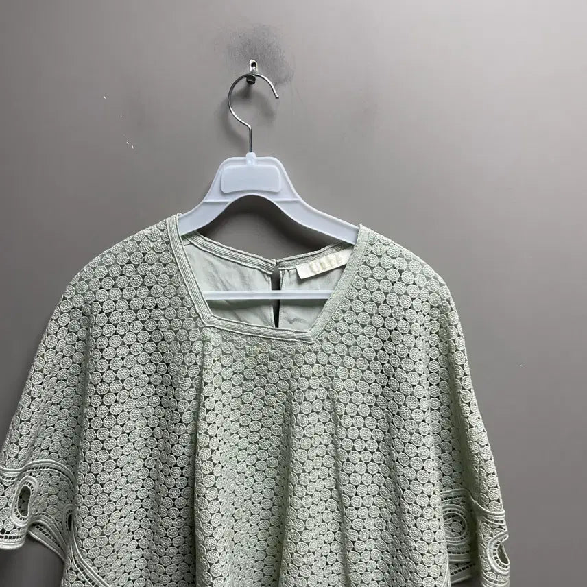 [BUNJANG] Chloé Eyelet Lace Cape Top / 끌로에 아이렛 레이스 케이프 탑