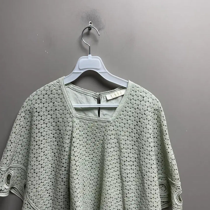 [BUNJANG] Chloé Eyelet Lace Cape Top / 끌로에 아이렛 레이스 케이프 탑