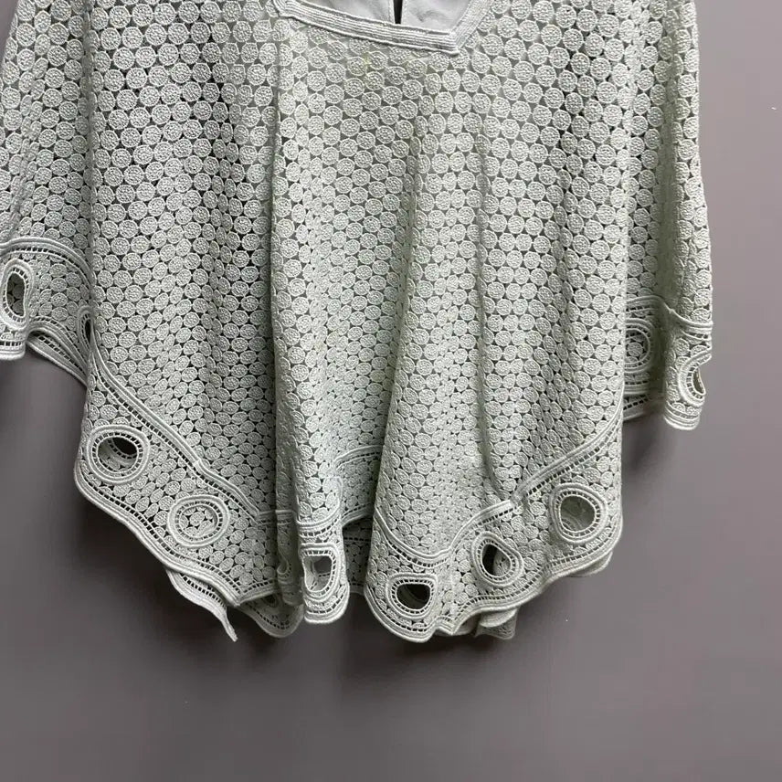 [BUNJANG] Chloé Eyelet Lace Cape Top / 끌로에 아이렛 레이스 케이프 탑