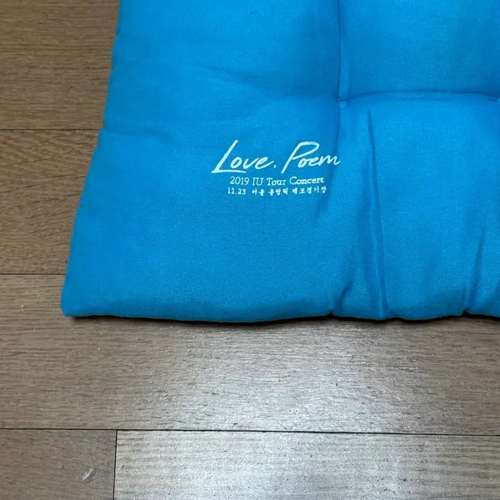 [BUNJANG] IU Love Poem Concert Cushion / 아이유 러브포엠 방석 (2019)