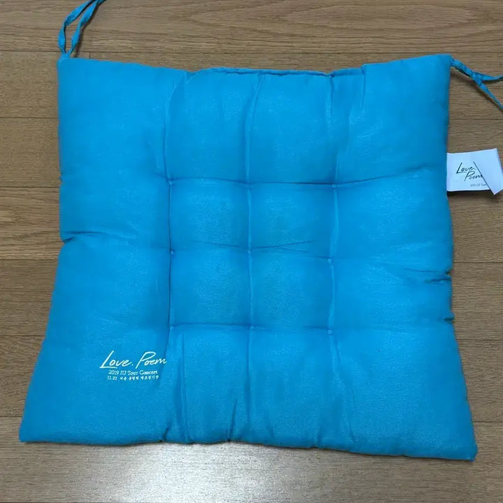 [BUNJANG] IU Love Poem Concert Cushion / 아이유 러브포엠 방석 (2019)