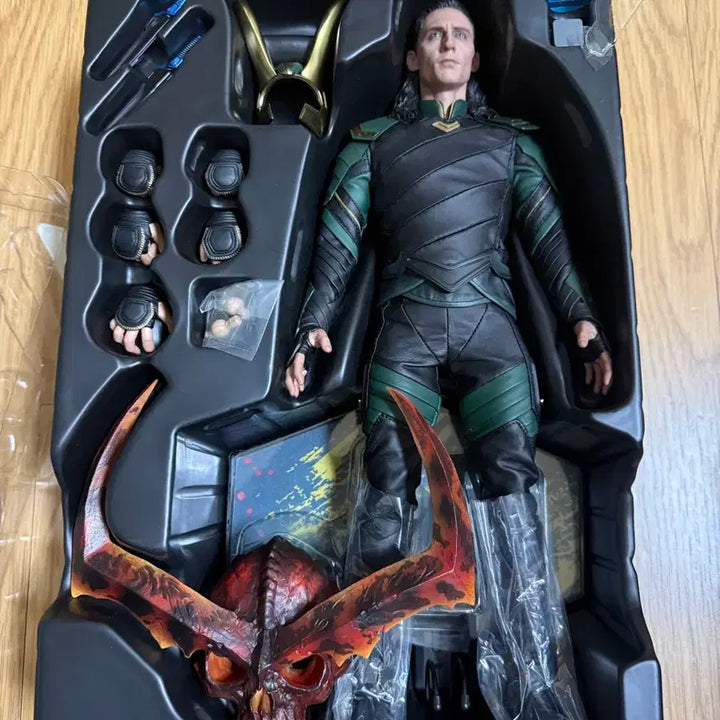 [BUNJANG] Hot Toys Thor: Ragnarok Loki Figure / 핫토이 토르 라그나로크 로키 피규어