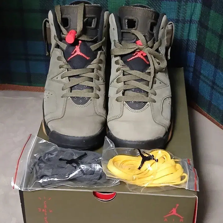 [BUNJANG] Air Jordan 6 Retro Travis Scott Khaki/Black/Olive With Extra Laces / 에어 조던 6 레트로 트래비스 스캇 카키/블랙/올리브 + 여분 끈