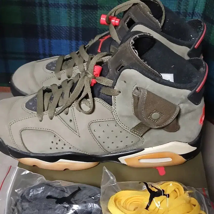 [BUNJANG] Air Jordan 6 Retro Travis Scott Khaki/Black/Olive With Extra Laces / 에어 조던 6 레트로 트래비스 스캇 카키/블랙/올리브 + 여분 끈