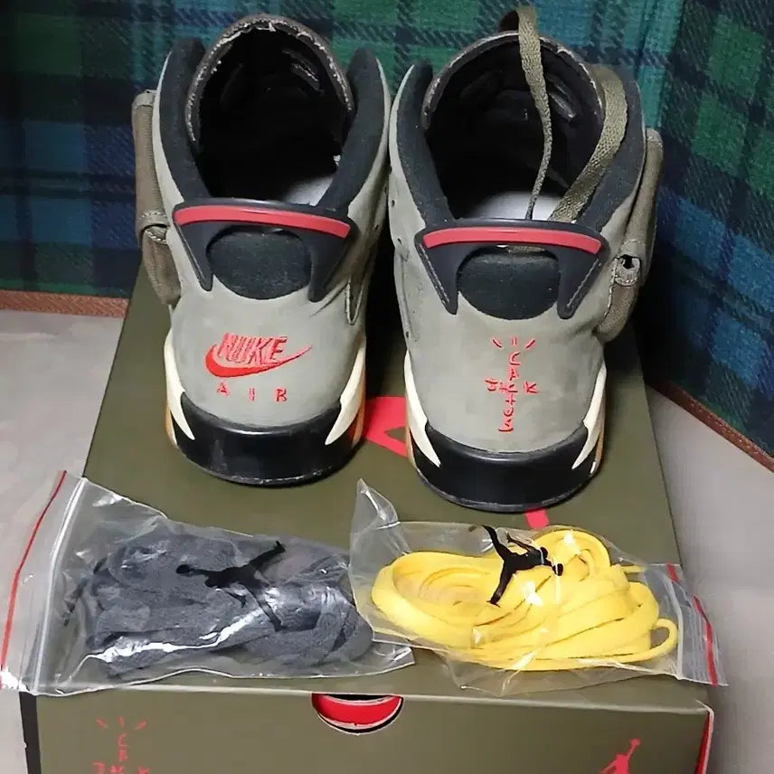 [BUNJANG] Air Jordan 6 Retro Travis Scott Khaki/Black/Olive With Extra Laces / 에어 조던 6 레트로 트래비스 스캇 카키/블랙/올리브 + 여분 끈
