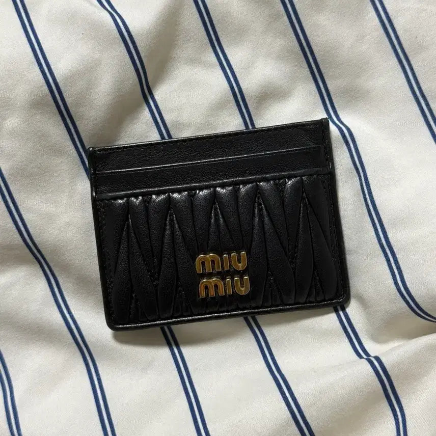 [SOLD OUT] 미우미우 카드지갑 블랙 마테라쎄 금장
