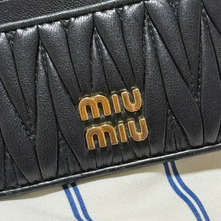 [SOLD OUT] 미우미우 카드지갑 블랙 마테라쎄 금장