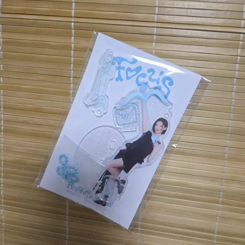 [BUNJANG] HatoH Jiwoo Acrylic Stand / 하투하 지우 아크릴 스탠드 양도