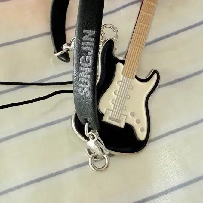 [BUNJANG] DAY6 Sungjin Mini Guitar Strap / 데이식스 성진 방이 30 미니 기타 스트랩 원가이하 양도