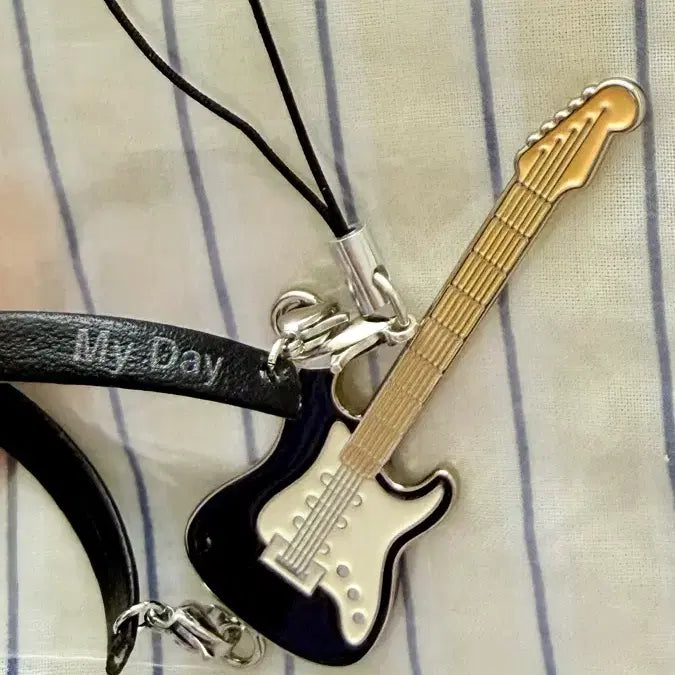 [BUNJANG] DAY6 Sungjin Mini Guitar Strap / 데이식스 성진 방이 30 미니 기타 스트랩 원가이하 양도