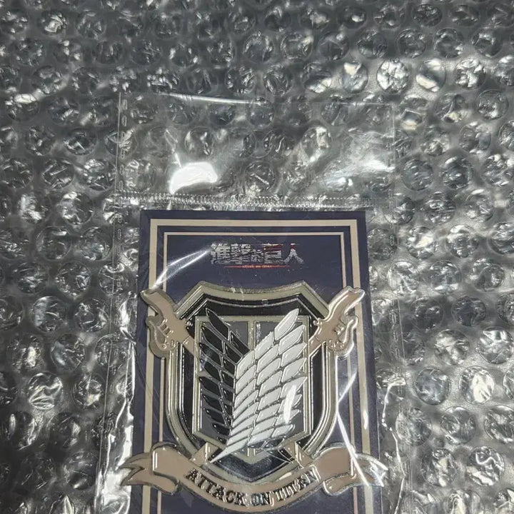 [BUNJANG] Attack on Titan Badge (Sealed) / 진격의 거인 뱃지 미개봉