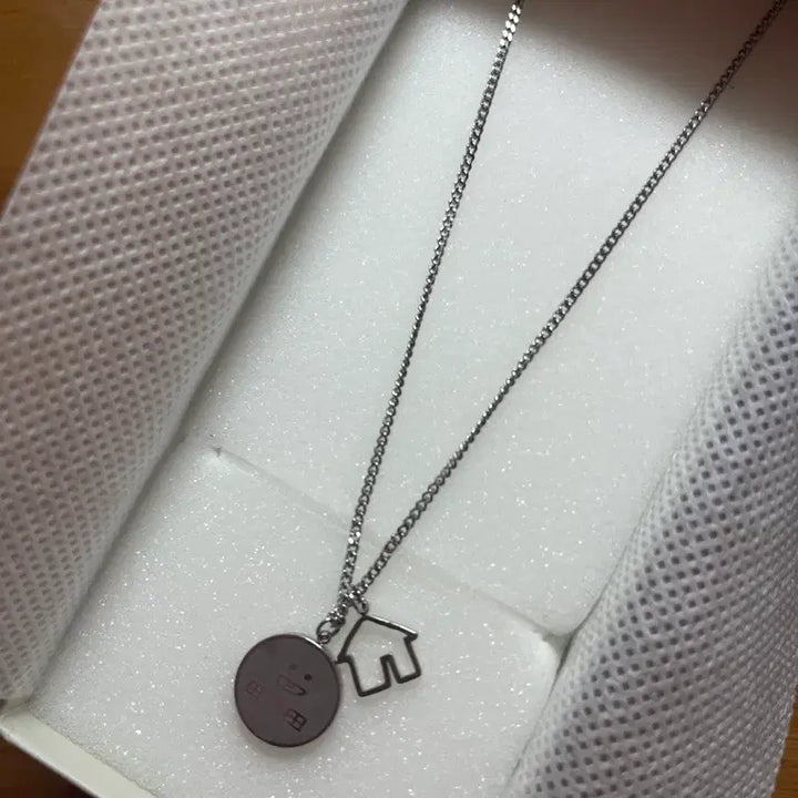 [BUNJANG] BOYNEXTDOOR 1st Anniversary Necklace - Yunhak / 급처)보넥도 1주년 목걸이 운학