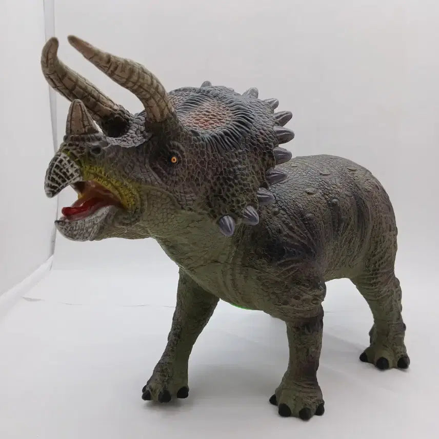[BUNJANG] Jurassic World Soft Dinosaur Figure Triceratops Toy Model / 쥬라기월드 공룡 피규어 장난감 모형 인형 말랑말랑 소프트 트리케라톱스