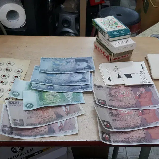 [BUNJANG] British Vintage Badges, Cards, and Replica Money Bundle / 영국 카드, 뱃지 외 일괄