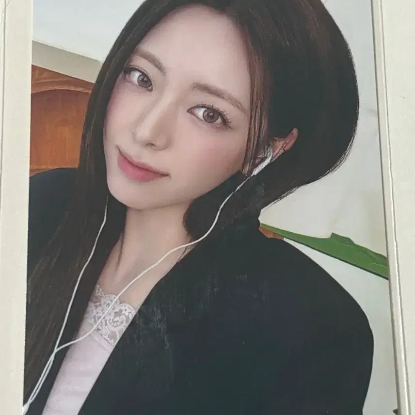 [BUNJANG] ITZY Yuna Makestar MZ Employee Ver. Double-Sided Photocard / [양도] 있지(ITZY) 유나 메이크스타 mz사원 ver. 양면포카