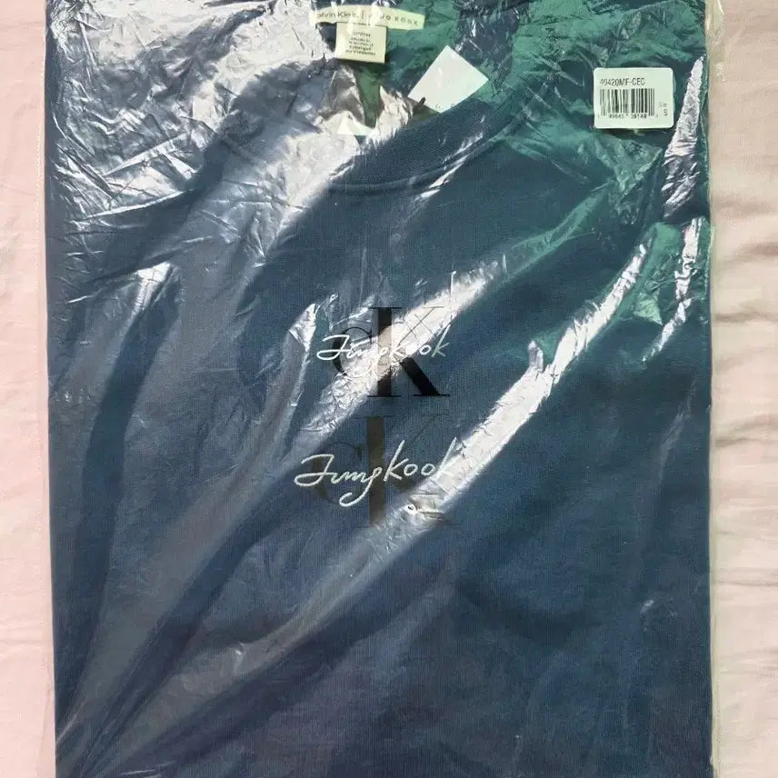 [BUNJANG] Calvin Klein Monogram Logo Short Sleeve T-Shirt Jungkook / S) 방탄 정국 캘빈 클라인 모노그램 로고 반팔 티셔츠 CKJK