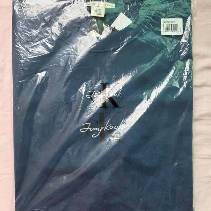 [BUNJANG] Calvin Klein Monogram Logo Short Sleeve T-Shirt Jungkook / S) 방탄 정국 캘빈 클라인 모노그램 로고 반팔 티셔츠 CKJK