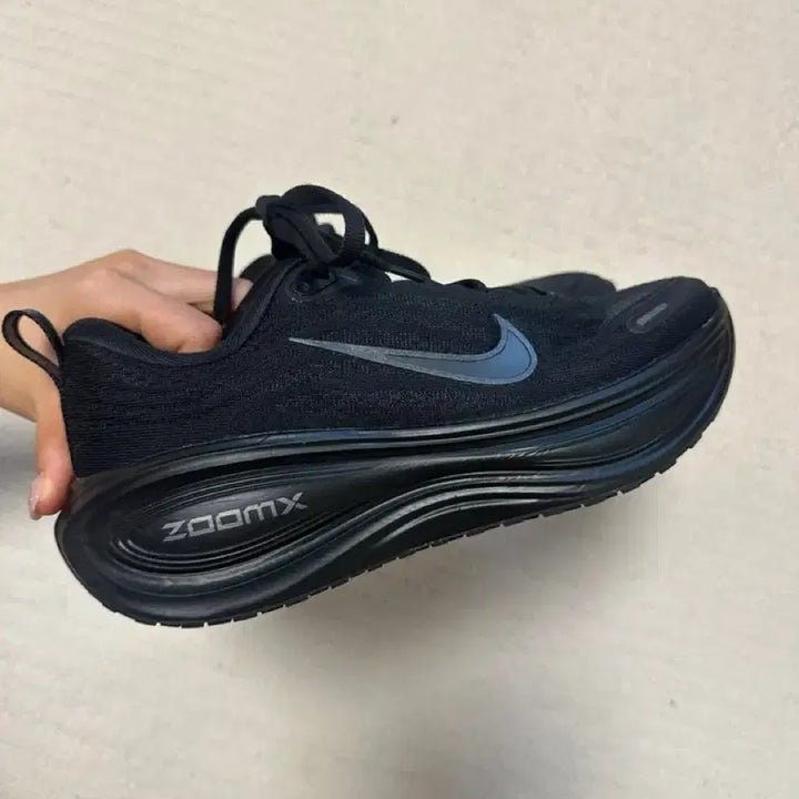 [BUNJANG] Nike Vomero Plus Black Metallic Dark Grey / (W) 나이키 보메로 플러스 블랙 메탈릭 다크 그레이 (230)