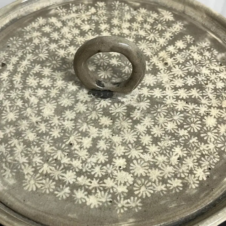 [BUNJANG] Early Joseon Dynasty Buncheong Ware Inhwa Chrysanthemum Pattern Box / 조선초기 분청사기 인화 국화문 합