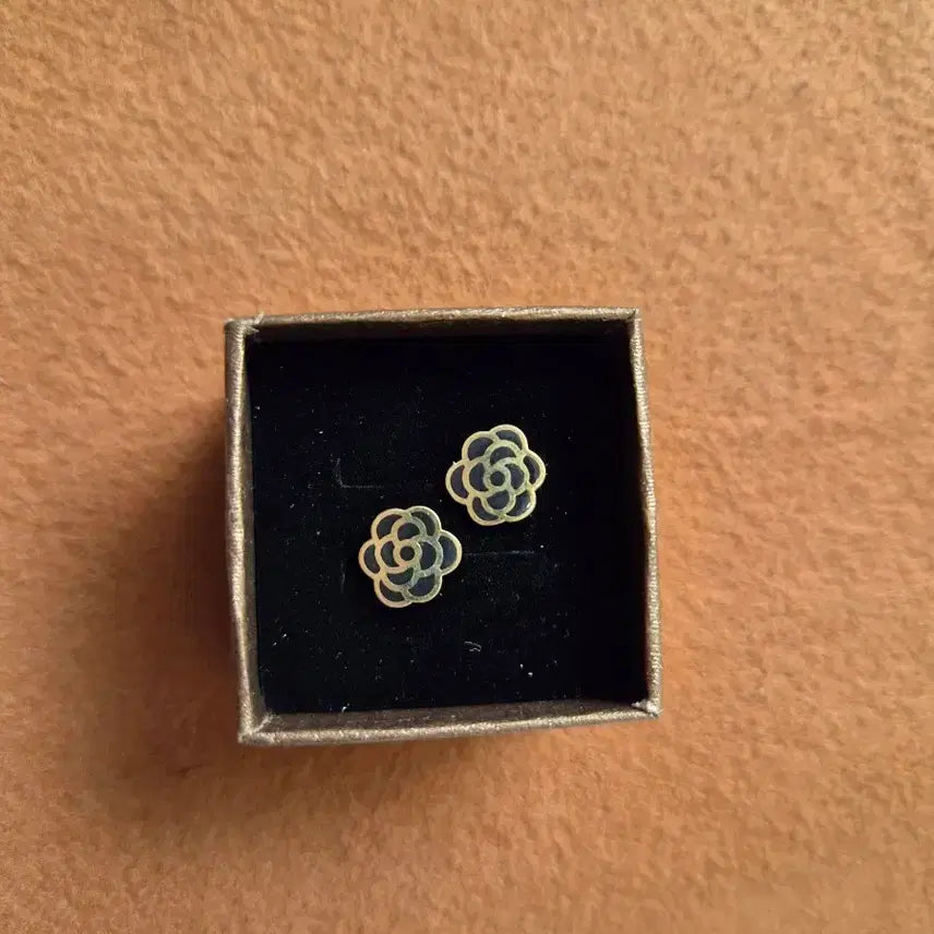 [BUNJANG] 18K Camellia Motif Earrings / 까말리에 모양 귀걸이 18k