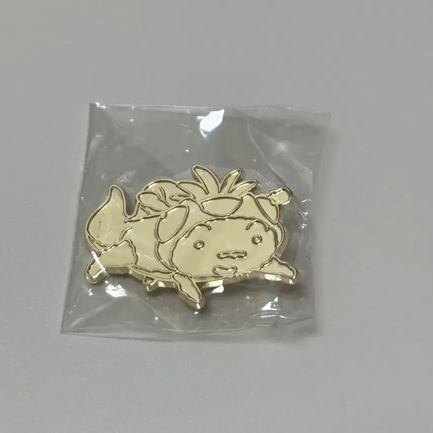 [BUNJANG] Crayon Shin-chan Dinosaur Diary White Dog Golden Badge / 짱구는못말려 공룡일기 일본 짱구샵 흰둥이 금뱃지
