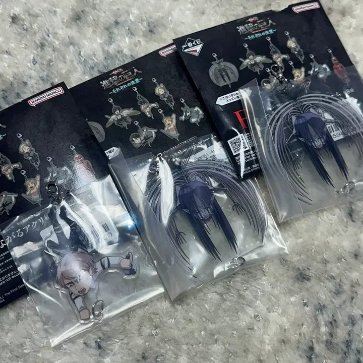 [BUNJANG] Attack on Titan Ichiban Kuji Chokonokko Keychain, Acrylic, Can Badge (Sealed) / 진격의 거인 이치방쿠지 (초코노코 키링 아크릴 캔뱃지) 미개봉