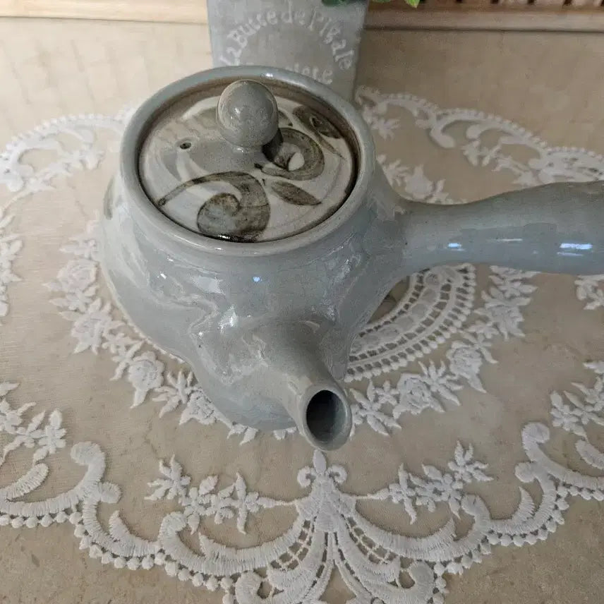 [BUNJANG] Artist Signed Buncheong Ware Celadon Iron-Painted Vine Motif Teapot / [미사용/작가낙관] 전통 분청사기 철화 넝쿨문 다관 (찻주전자/다기)