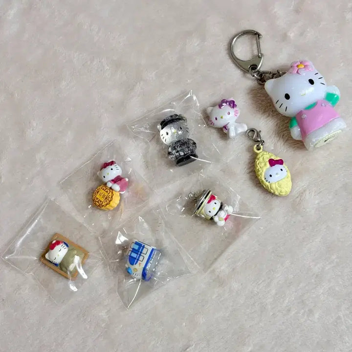 [BUNJANG] Vintage Sanrio Hello Kitty Strap Set / 고전 산리오 키티스트랩 일괄 과자 모래찜질 챠미 대형 기차 야구