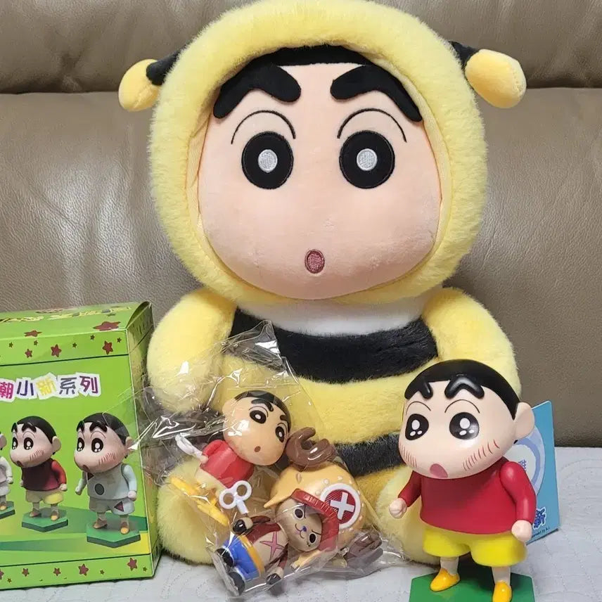 [BUNJANG] Crayon Shin-chan Bee Costume Medium Plush + Shin-chan Figure + Crayon Shin-chan Wind-up Figure Bundle Set (New) / 짱구 꿀벌 코스튬 중형인형+짱구 피규어+짱구 태엽피규어 일괄(새상품)