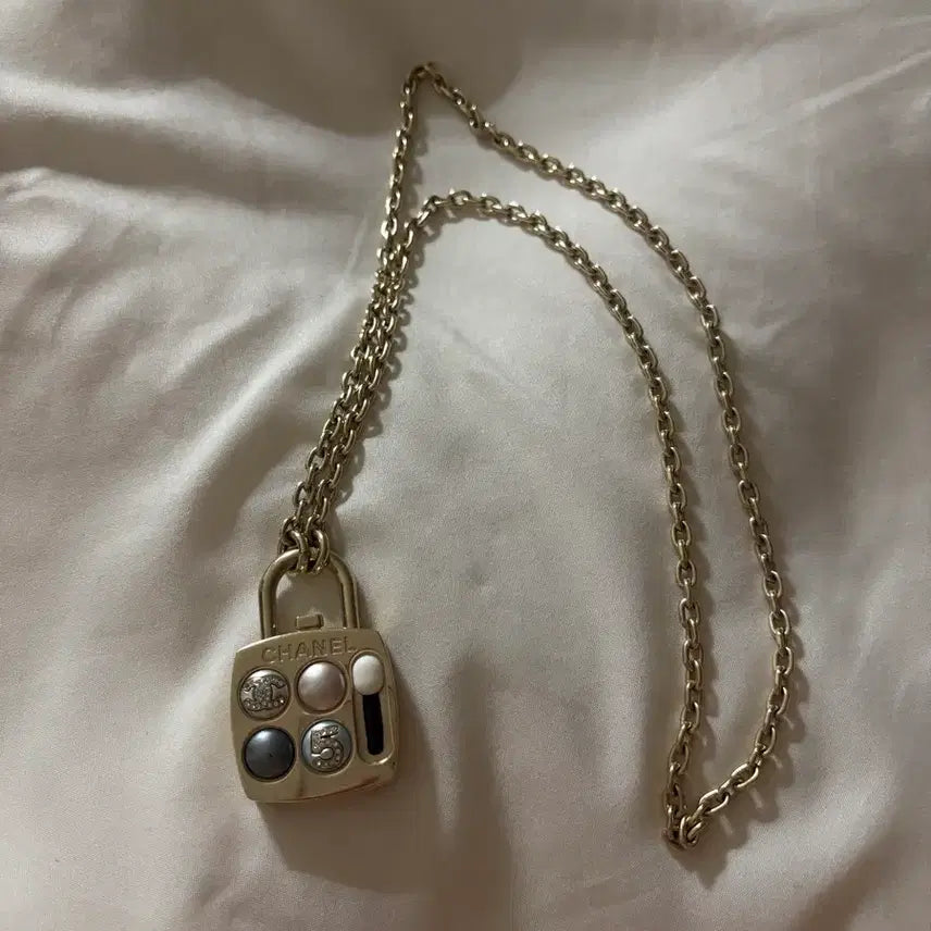 [BUNJANG] Chanel 23C Pearl Camellia No. 5 Pendant Necklace / 정품 샤넬 23C 목걸이