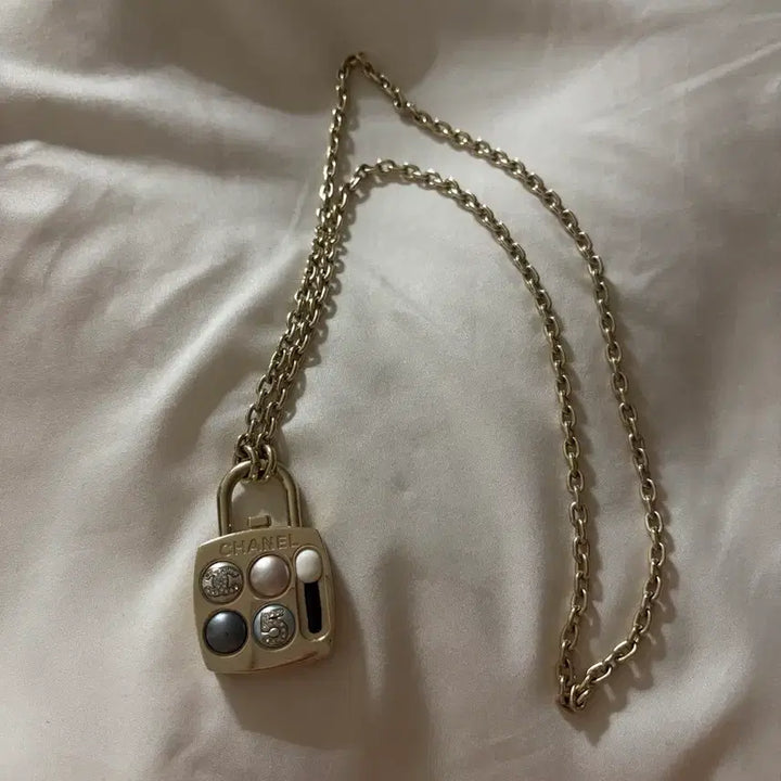 [BUNJANG] Chanel 23C Pearl Camellia No. 5 Pendant Necklace / 정품 샤넬 23C 목걸이