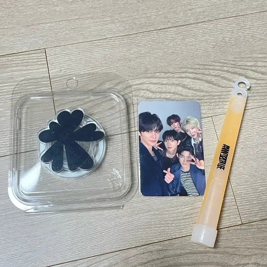[BUNJANG] ANDABLE Showcase Group Photocard, Grip Tok, and Lightstick Set / 앤더블 쇼케 (단체포카 +그립톡+응원봉 )양도합니다