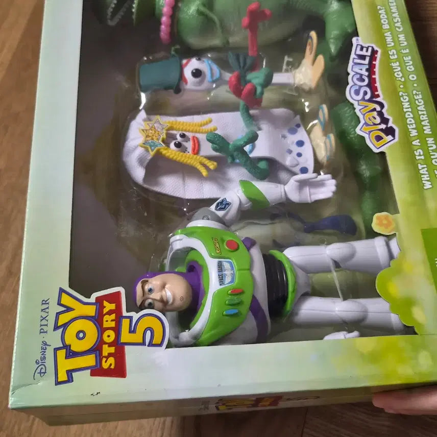 [BUNJANG] Disney Pixar Toy Story 5 Forky and Karen Wedding Figure Set (Includes Buzz, Rex) / 픽사 토이스토리5 포키, 카렌 웨딩 피규어 세트(버즈, 렉스 포함)