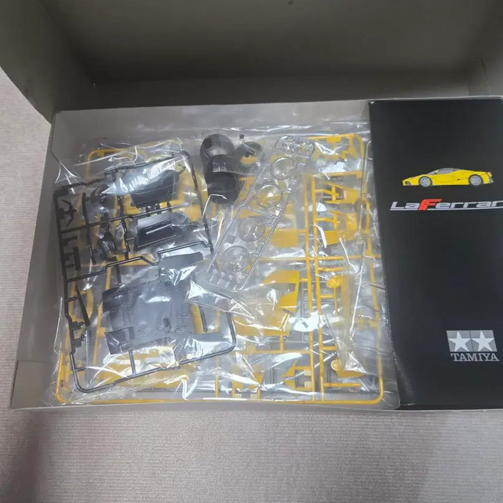 [BUNJANG] Tamiya Ferrari LaFerrari 1/24 Yellow Version Assembly Kit / 타미야 페라리 라페라리 1/24 옐로우 버전 조립 키트