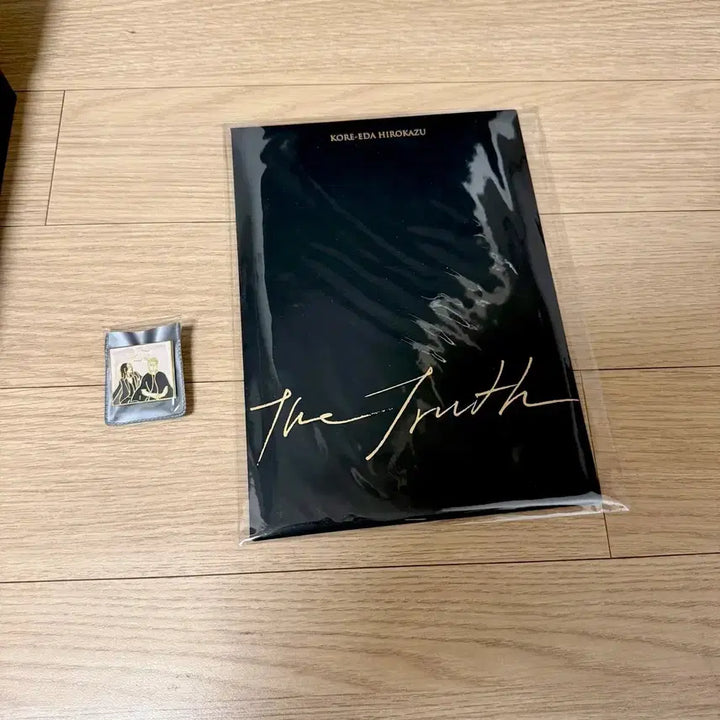 [BUNJANG] Hirokazu Kore-eda Film Memorabilia Bundle (Postcards, Badges, Posters) / 고레에다 히로카즈 엽서 패키지 파비안느에 관한 진실 아티스트 뱃지 포스터
