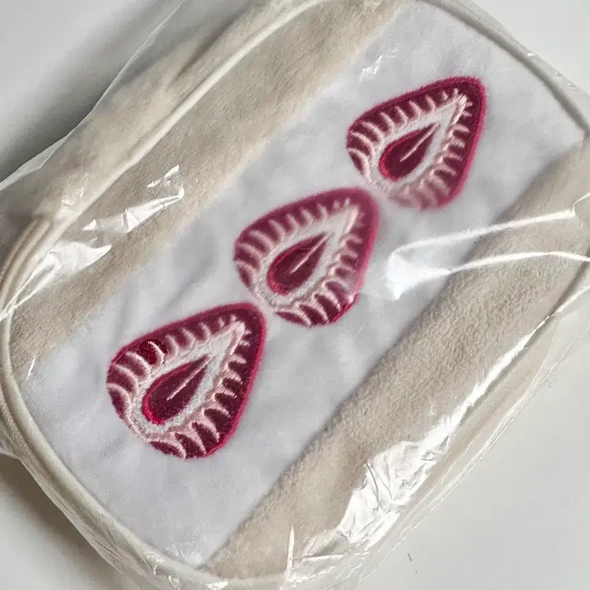 [BUNJANG] Strawberry Sando Embroidered Pouch / 딸기산도 해피버스데이 딸기 케이크 파우치 감성계 자수