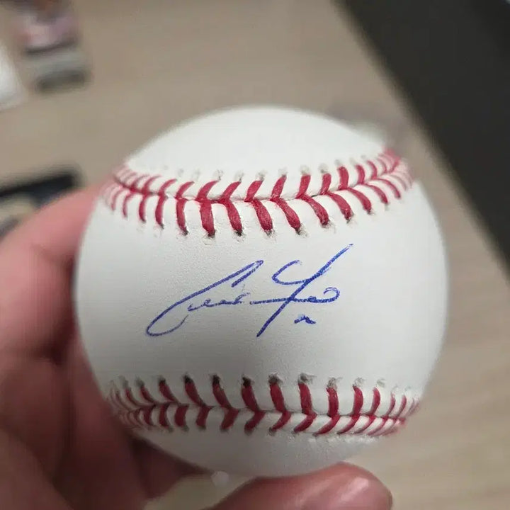 [BUNJANG] Christian Yelich Signed Baseball + Topps Card Set (2018 NL MVP) / MLB 크리스티안 옐리치 친필 사인볼 + Topps 카드 세트