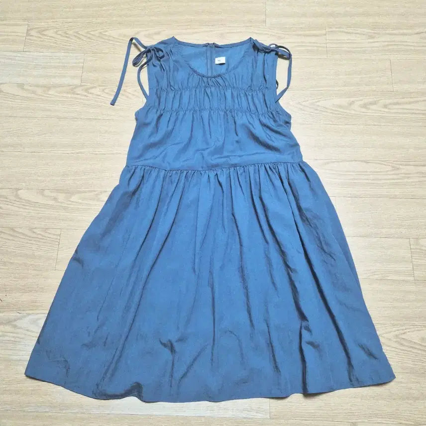 [BUNJANG] Blue Sleeveless Midi Dress with Shirring Detail and Ribbon Strap / 블루 민소매원피스