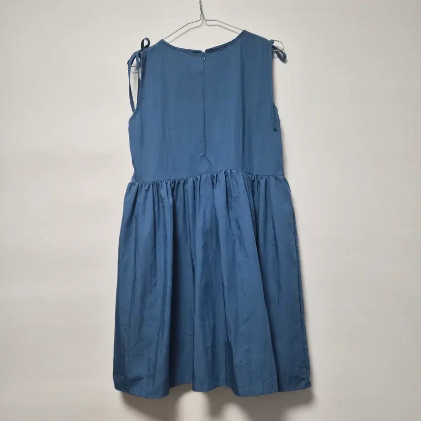 [BUNJANG] Blue Sleeveless Midi Dress with Shirring Detail and Ribbon Strap / 블루 민소매원피스