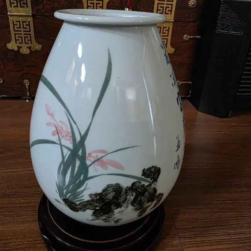 [BUNJANG] Joseon Dynasty Celadon Porcelain Vase with Orchid and Auspicious Inscriptions / [집안에 복을 부르는 명문] 백자 청화진사철화 난초문 (도자기 화병)