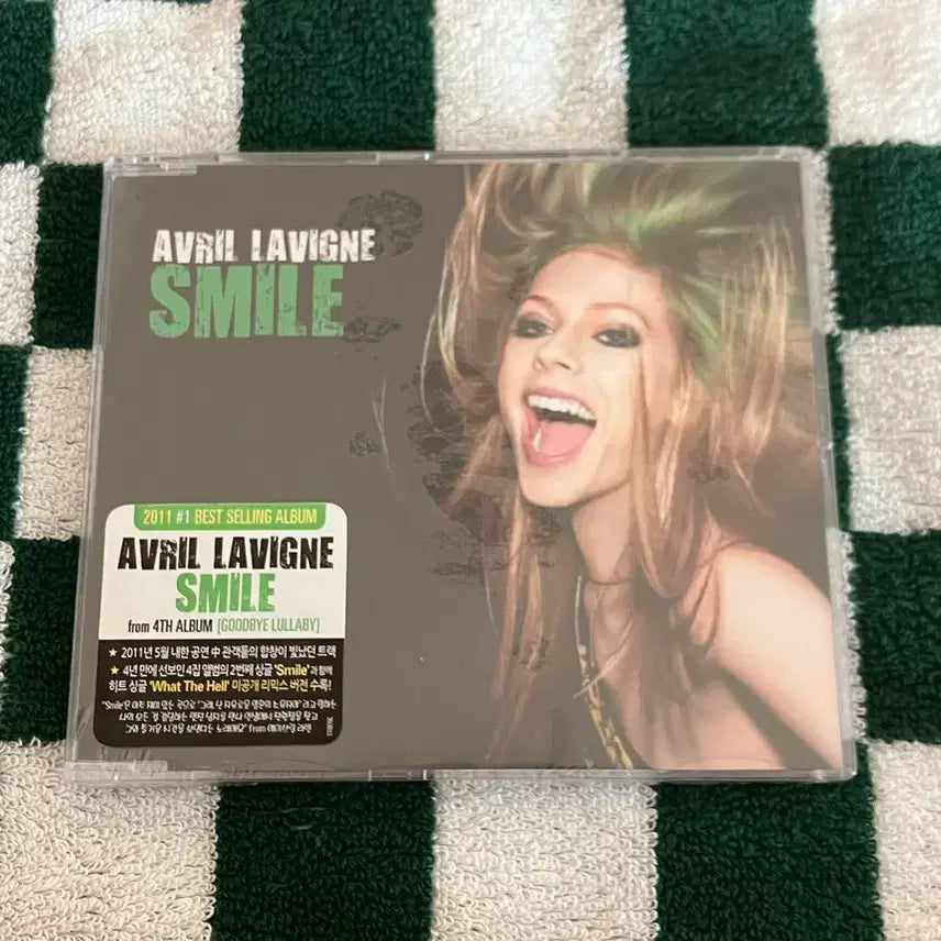 [BUNJANG] Avril Lavigne Smile Single Album Licensed First Press Unsealed CD / 에이브릴라빈 Smile 싱글 앨범 라이센스 초판 미개봉 CD