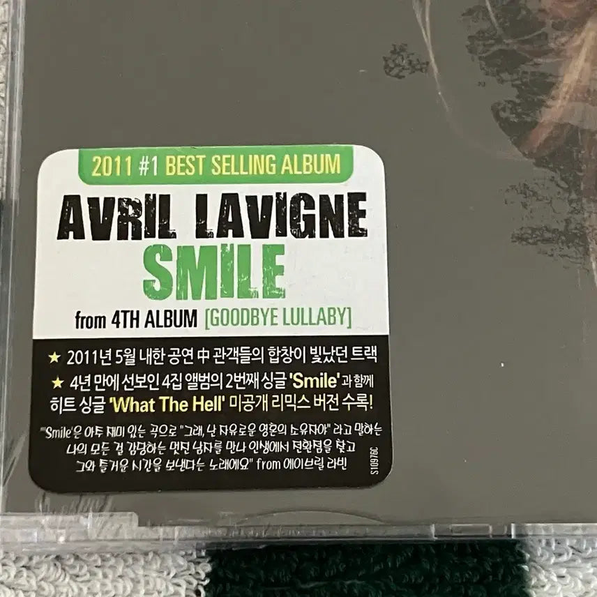 [BUNJANG] Avril Lavigne Smile Single Album Licensed First Press Unsealed CD / 에이브릴라빈 Smile 싱글 앨범 라이센스 초판 미개봉 CD