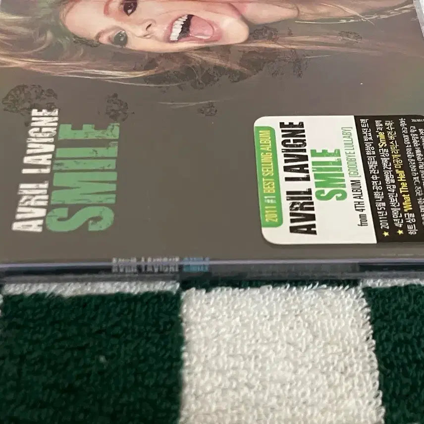 [BUNJANG] Avril Lavigne Smile Single Album Licensed First Press Unsealed CD / 에이브릴라빈 Smile 싱글 앨범 라이센스 초판 미개봉 CD
