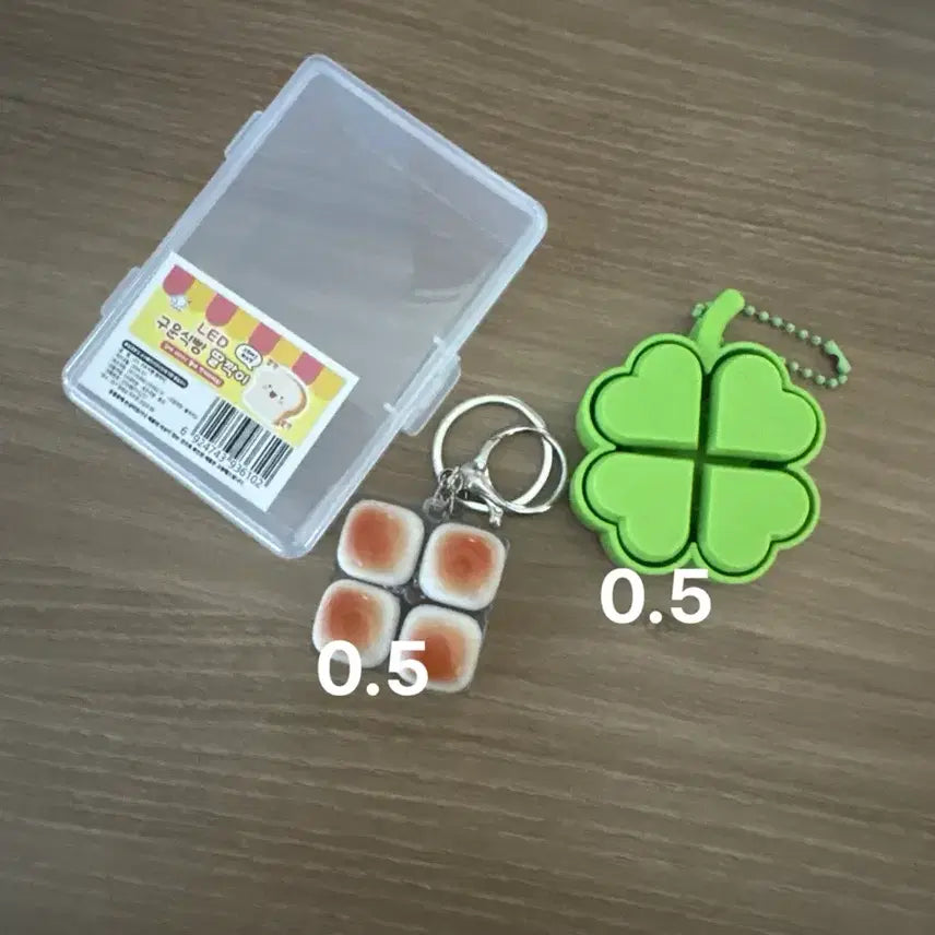 [BUNJANG] Bread Toast &amp; Four-Leaf Clover Keycap Clicker Keyring Set / 식빵 네잎클로버 키캡 클리커 키링 케이스 포함