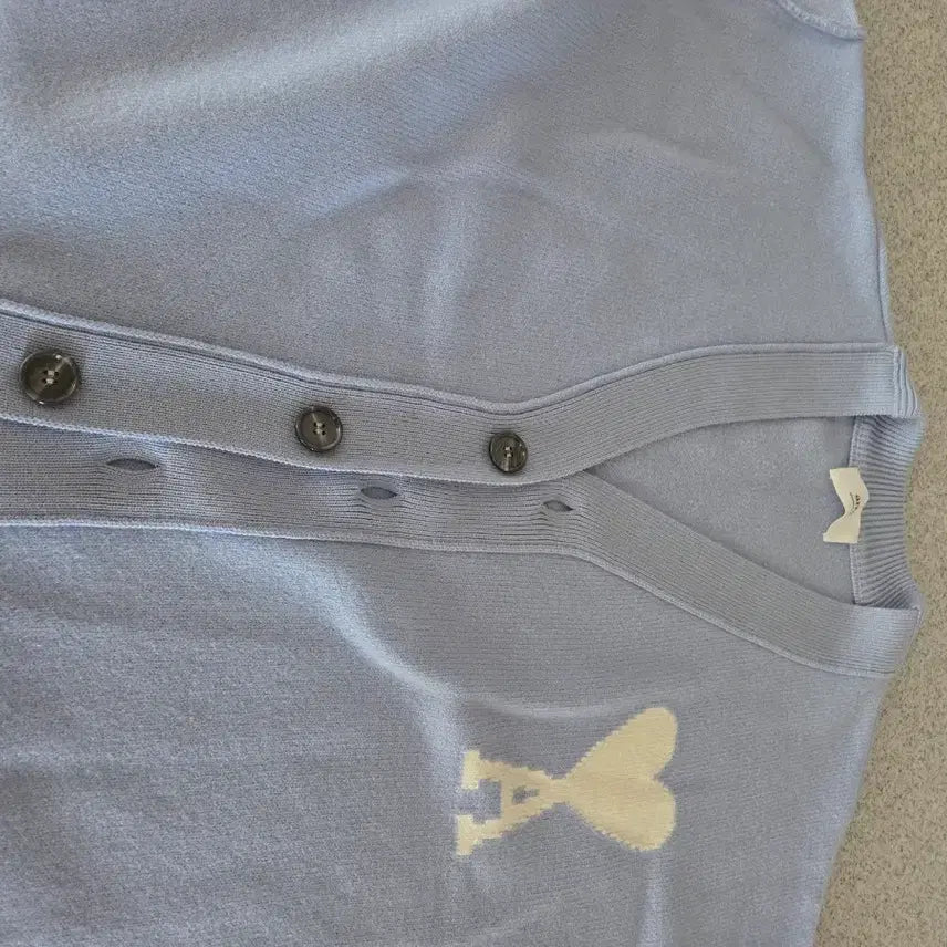 [BUNJANG] AMI Paris Big Heart Logo Cardigan Cashmere Blue Off-White / 아미 빅 하트 로고 가디건 캐시미어 블루 오프 화이트