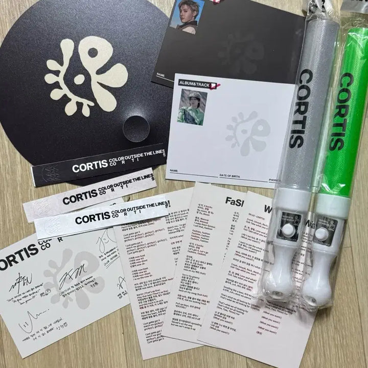 [BUNJANG] COURTIS 1st &amp; 2nd Album Limited Edition Official Goods Bundle / 코르티스 1집 2집 임시응원봉 공방판 공방팔찌 일괄 양도