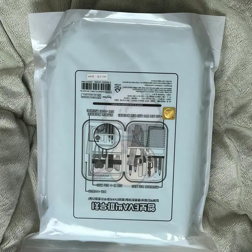 [BUNJANG] Chiikawa Usagi Hachware Embossed Big Pouch / 미개봉 새상품) 먼작귀 우사기 하치와레 치이카와 엠보 빅 파우치
