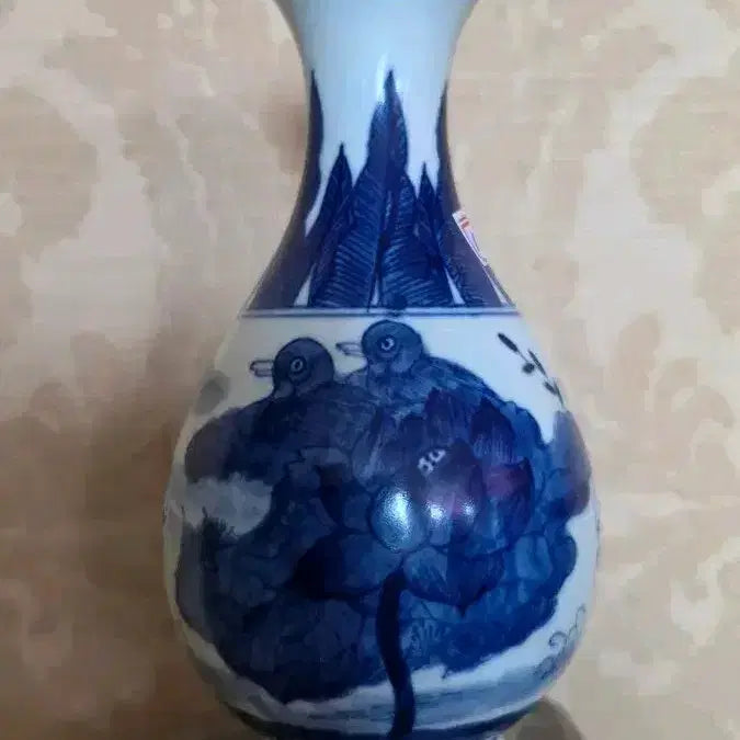 [BUNJANG] Joseon Dynasty White Porcelain Celadon Vase with Openwork and Floral Motifs (1538) / 백자청화연조문투각화병 (1538년)