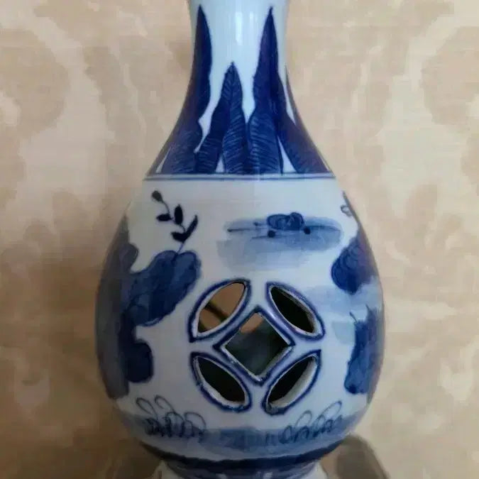 [BUNJANG] Joseon Dynasty White Porcelain Celadon Vase with Openwork and Floral Motifs (1538) / 백자청화연조문투각화병 (1538년)