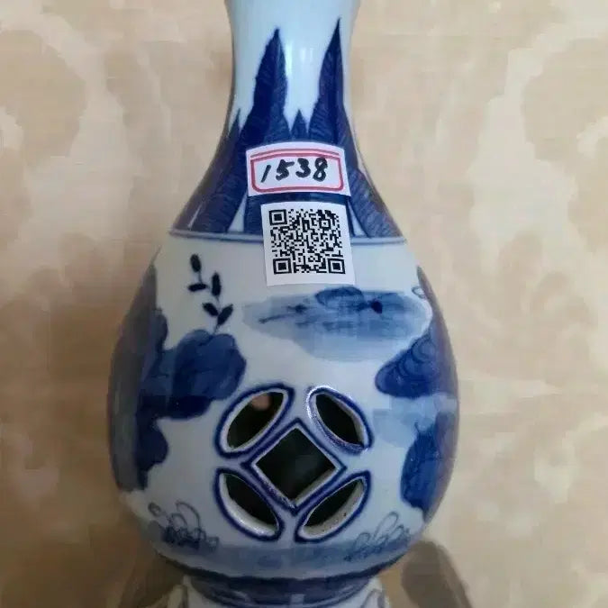 [BUNJANG] Joseon Dynasty White Porcelain Celadon Vase with Openwork and Floral Motifs (1538) / 백자청화연조문투각화병 (1538년)